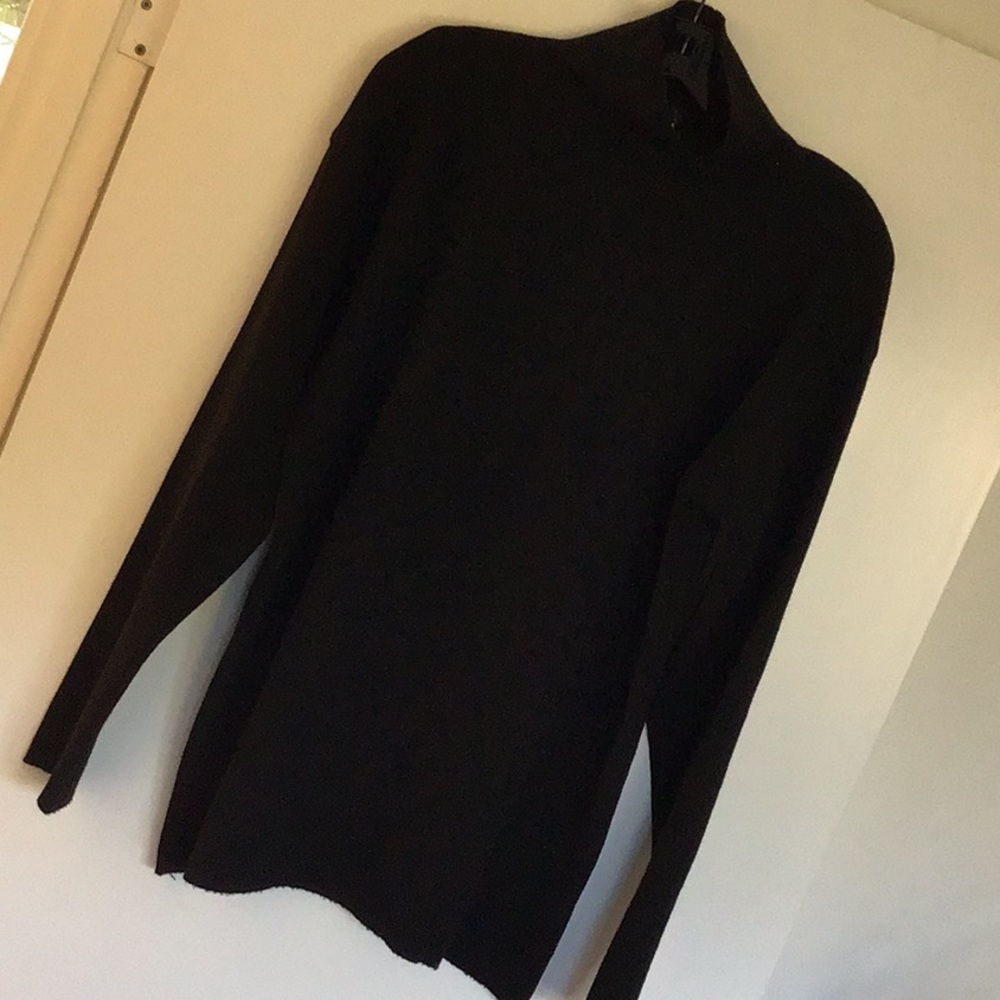Black wool turtle neck. No pilling or moth holes🌺